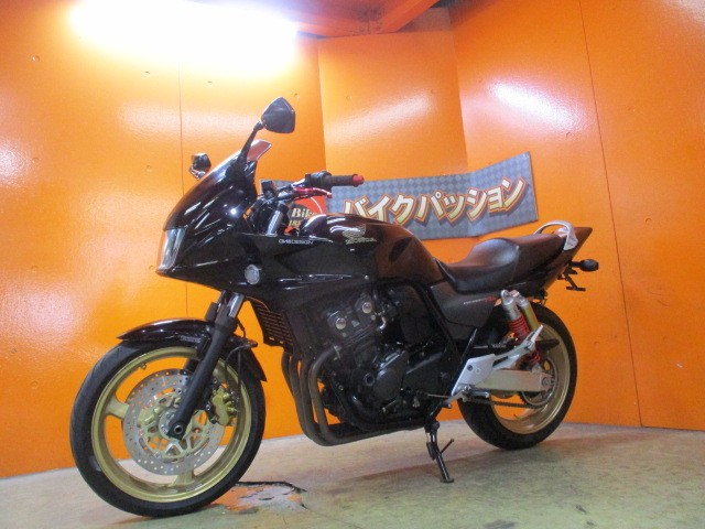 最長２４か月保証付き！カラーも人気の高いグラファイトブラック！このカラーにゴールドホイールはグッド！